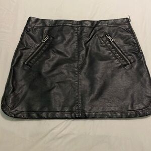 Black pleather mini skirt | Size L